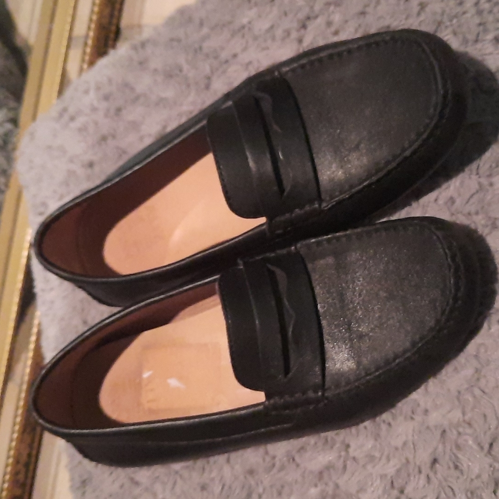 Naturalizer black loafers